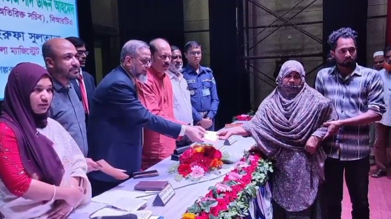 সড়ক দুর্ঘটনায় ক্ষতিগ্রস্ত ১৫০ পরিবার পেল পৌনে ৬ কোটি টাকার অনুদান