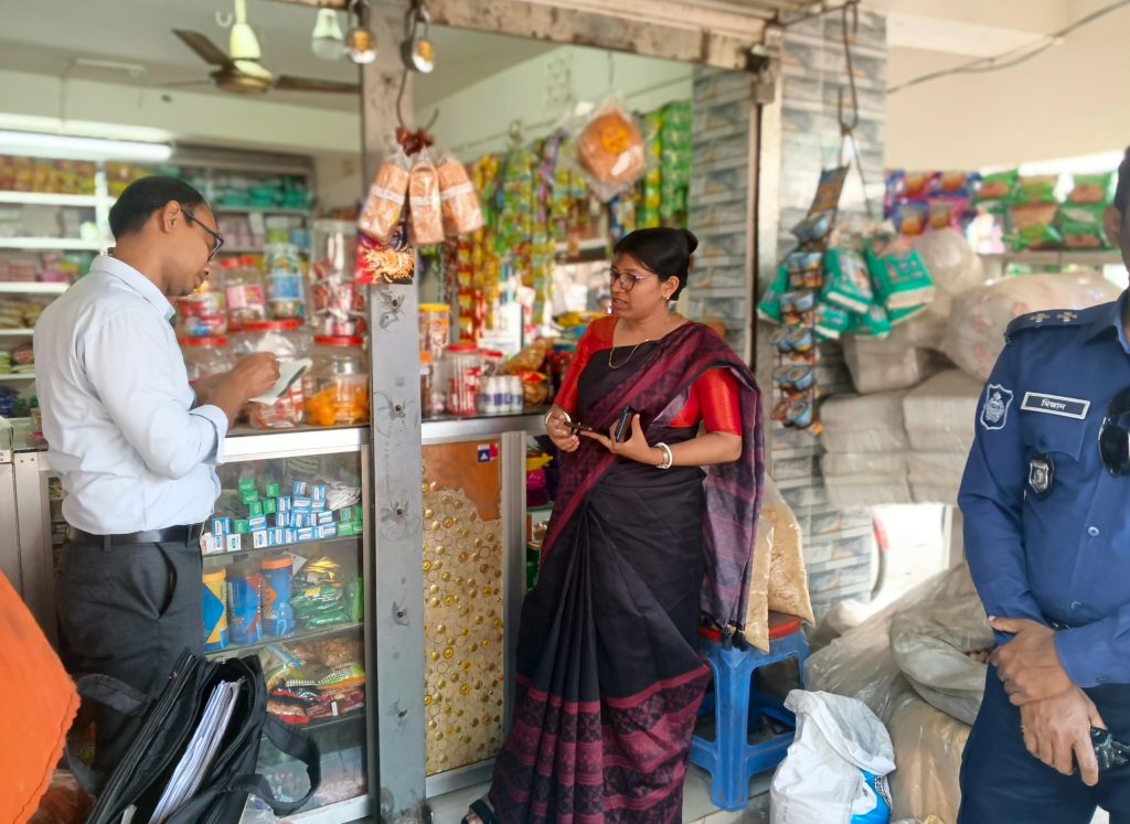 বাঘারপাড়ায় উপজেলা প্রশাসকের নেতৃত্বে ভ্রাম্যমাণ আদালত: মূল্য তালিকা না থাকায় জরিমানা
