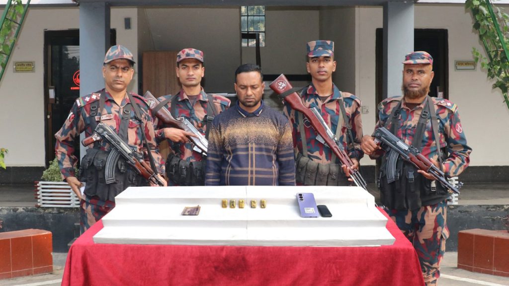 ভোররাতের অভিযানে ভেস্তে গেল কোটি টাকার স্বর্ণ পাচার পরিকল্পনা