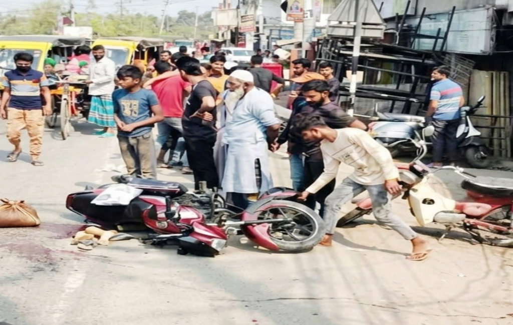 যশোরে ঘাতক ট্রাক কেড়ে নিল মায়ের প্রাণ: ছেলের চোখের সামনেই নিভে গেল জীবনের প্রদীপ
