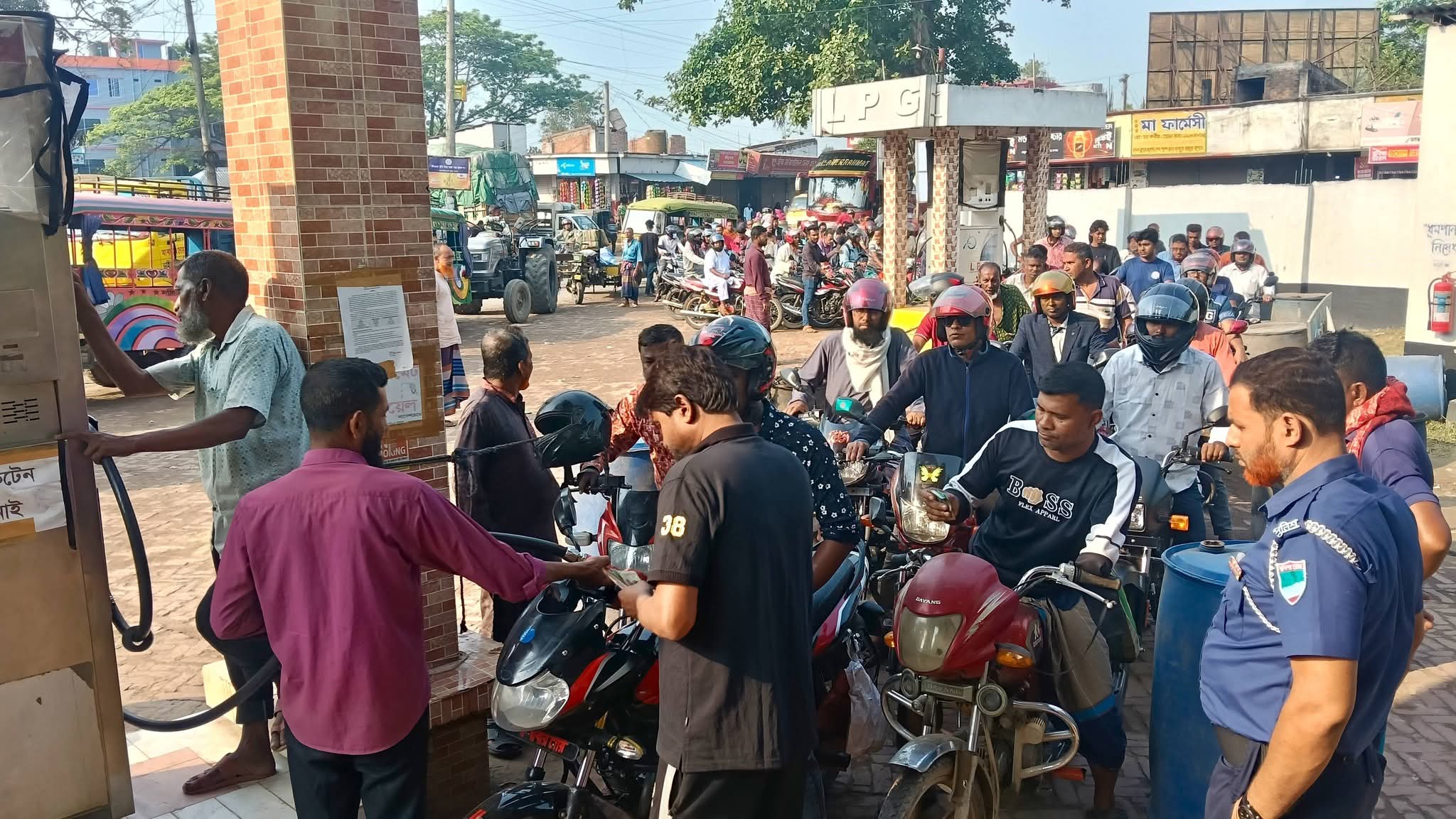 খাজুরায় জ্বালানি তেল বিক্রিতে কড়াকড়ি